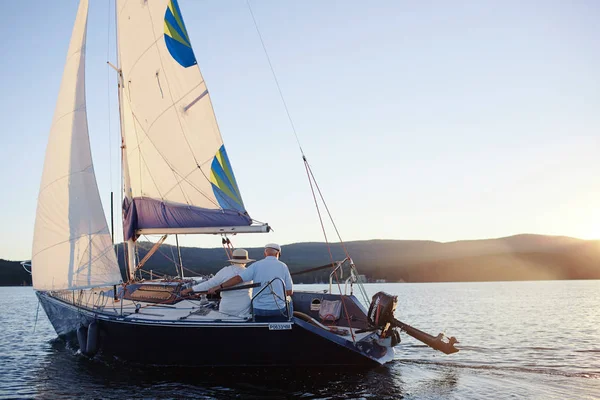 Relaxing couple sailing — Stock Photo, Image