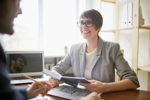 Jóvenes empresarios felices —  Fotos de Stock