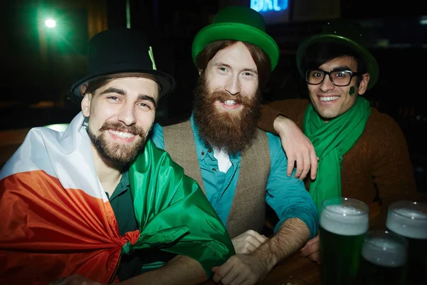 İrlandalı kostümleri genç arkadaşlar — Stok fotoğraf