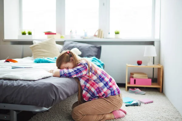 Triest tiener meisje zit op tapijt — Stockfoto