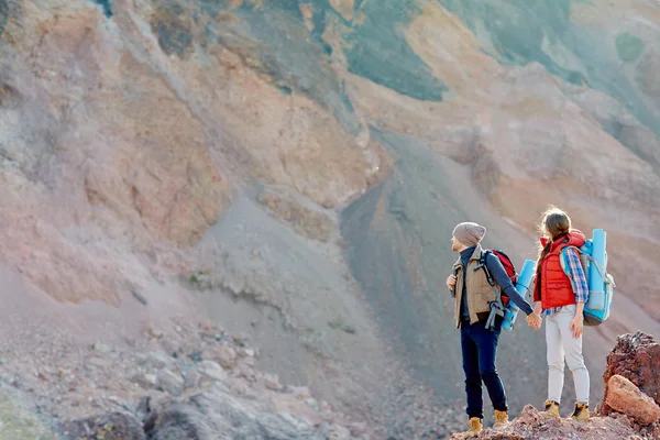 Twee mensen in de hiking uitrusting — Stockfoto