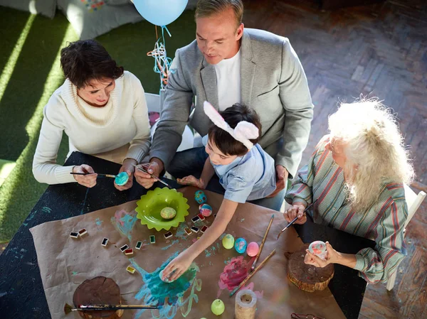 Eltern und Sohn bemalen Eier — Stockfoto