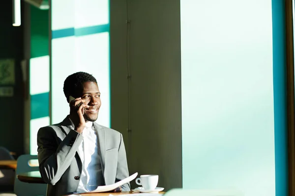 Comerciante falando por telefone celular — Fotografia de Stock