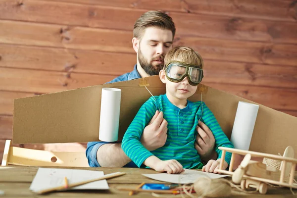 Jongen in vlieger bril met vader — Stockfoto