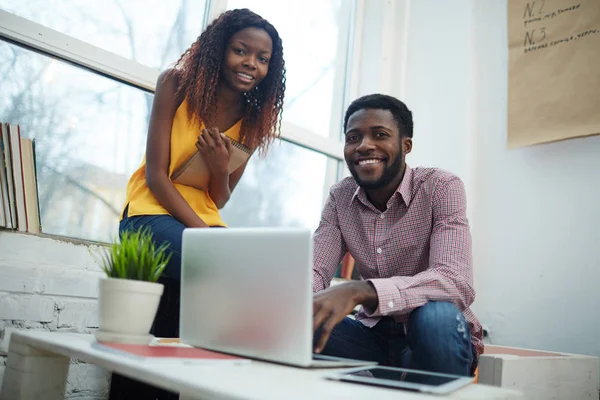 Empresários afro-americanos com laptop — Fotografia de Stock