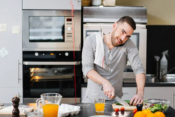 Man with knife cutting cucumber — Stock Photo, Image