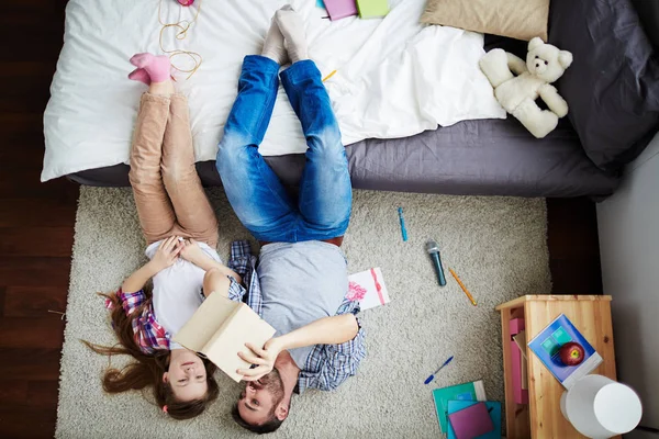 Girl and dad watching photo book — Stock Photo, Image