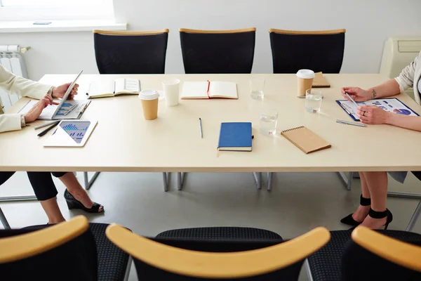 Unternehmerinnen arbeiten am Tisch — Stockfoto