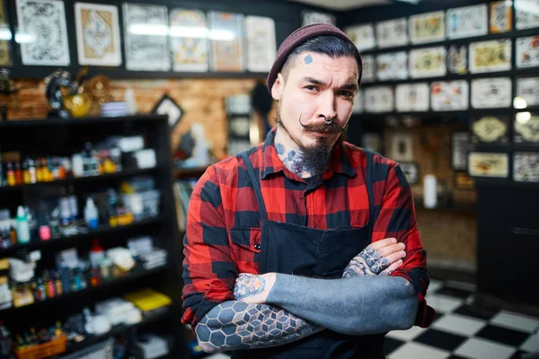 Хипстер в мастерской по татуировке — стоковое фото