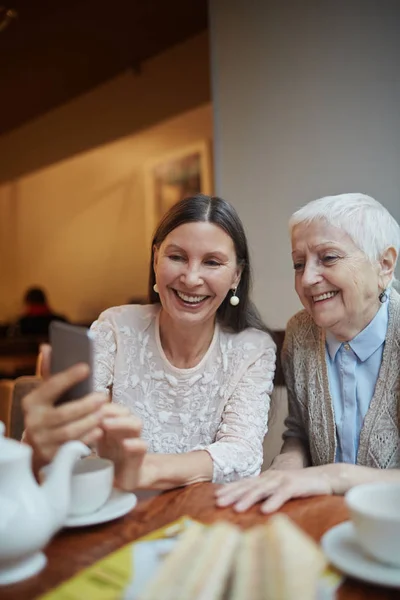 Samtida kvinnor att göra selfie — Stockfoto