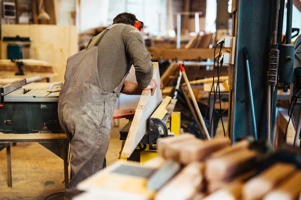 Düzgün çalışan bir marangoz — Stok fotoğraf
