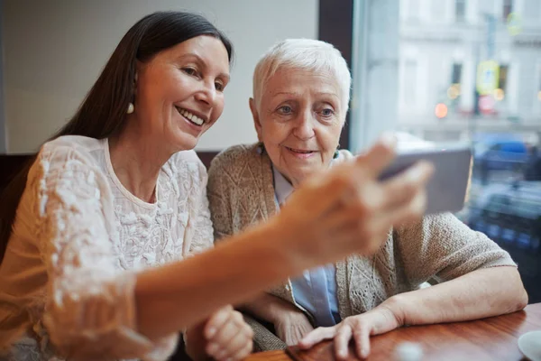 Mujer madura haciendo selfie — Foto de Stock