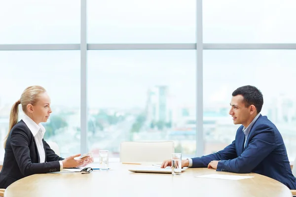 Mensen uit het bedrijfsleven praten tijdens vergadering — Stockfoto