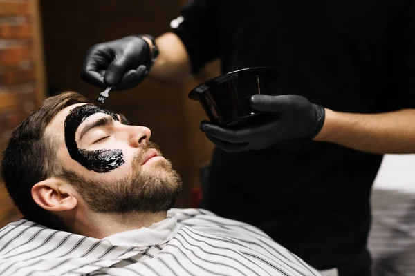 Friseur trägt reinigende Maske auf — Stockfoto