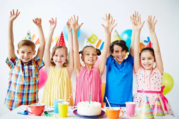 Niños en fiesta de cumpleaños — Foto de Stock