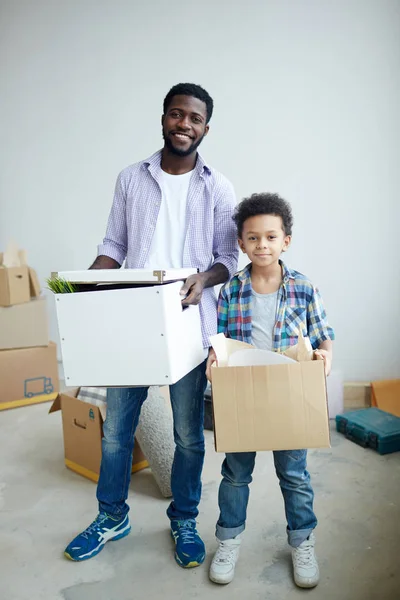 Apa és fia tartó dobozok — Stock Fotó
