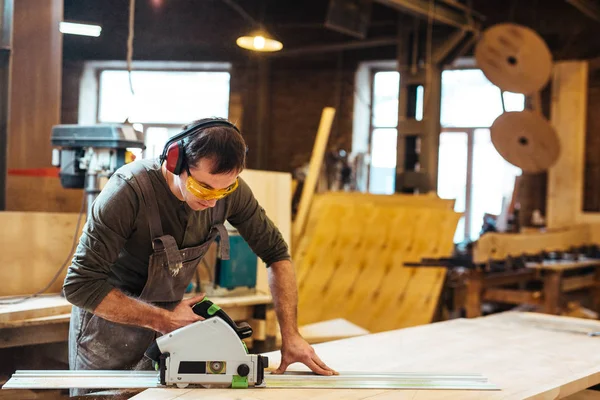 Hombre con gafas y auriculares — Foto de Stock