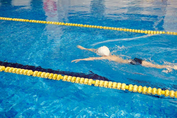 Boy swimming underwater — Stock Photo, Image