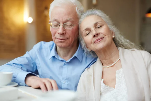 Par av pensionerade man och kvinna — Stockfoto