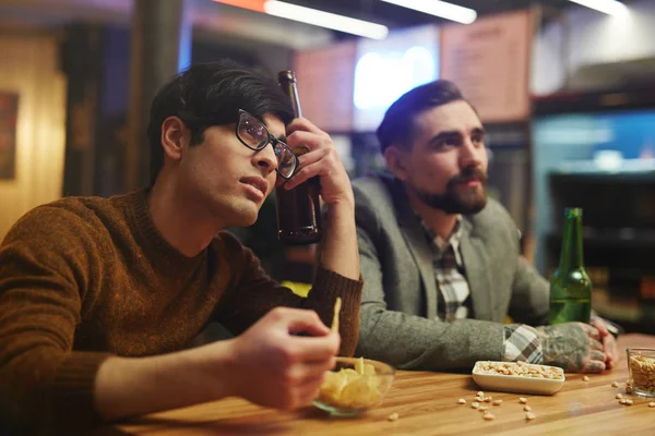 Homens modernos tomando cerveja — Fotografia de Stock