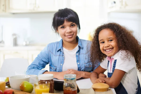 Mutter und lächelnde kleine Tochter — Stockfoto