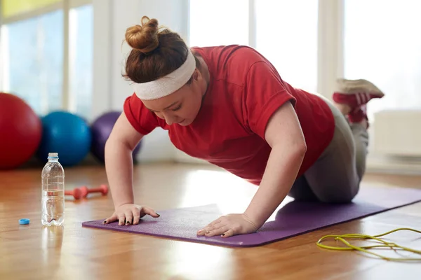 Vrouw presterende knie push-up — Stockfoto