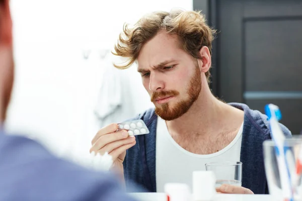 Uomo andando prendere pillola — Foto Stock