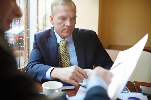 Seriöser Banker hört Kollege zu — Stockfoto