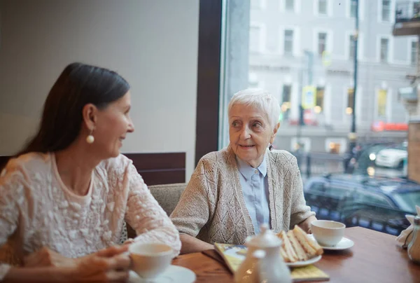 Kvinnliga kompisar prata i café — Stockfoto