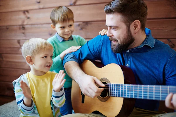 Musikstunde für kleine Jungen — Stockfoto