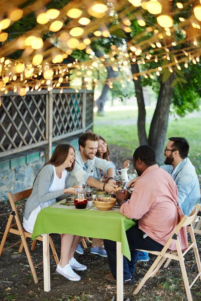 Friends having dinner together — Stockfoto