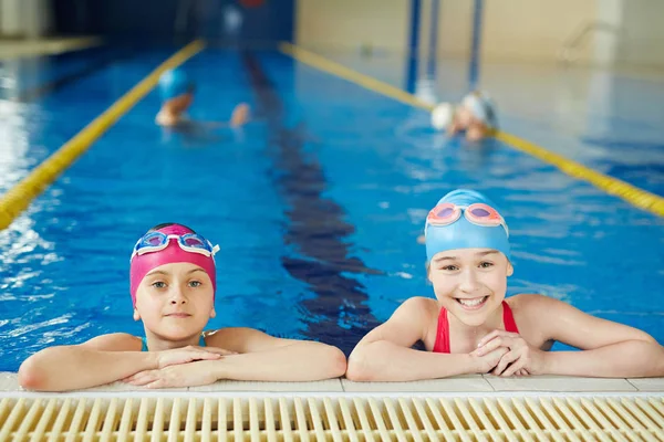 Schoolmeisjes bij zwembad zwemmen praktijk — Stockfoto