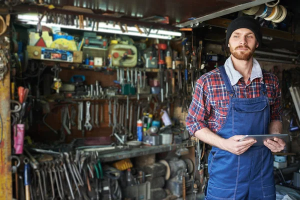 Monteur dragen van uniform Amerikaanse overalls — Stockfoto