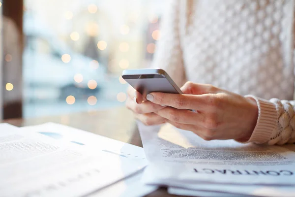 Affärskvinna håller smartphone — Stockfoto