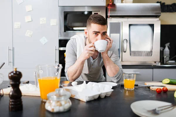 Jovem bebendo café — Fotografia de Stock