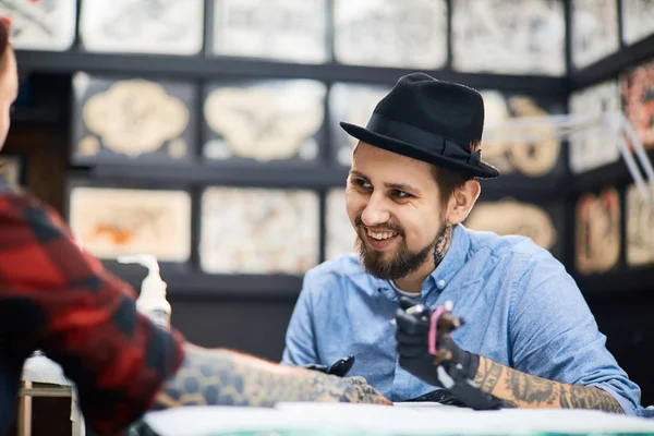 Happy master of tattooing — Stock Photo, Image