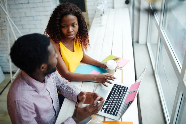 Empresarios afroamericanos en la cafetería — Foto de Stock