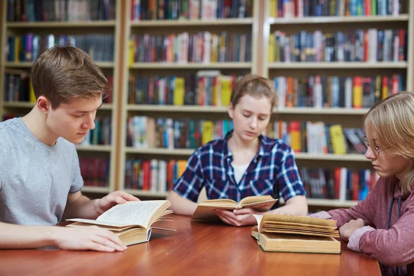 Pessoas com leitura de livros — Fotografia de Stock