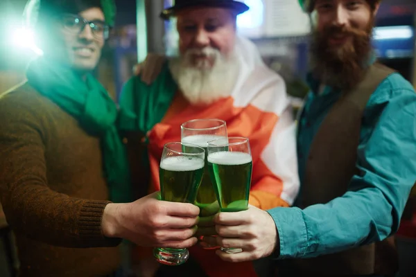 绿色啤酒持有的朋友 — 图库照片