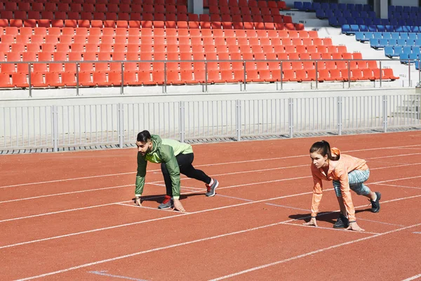 Uomo e donna che si preparano per correre — Foto Stock