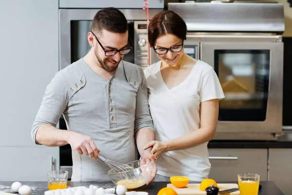 Wife looking at husband — Stock Photo, Image