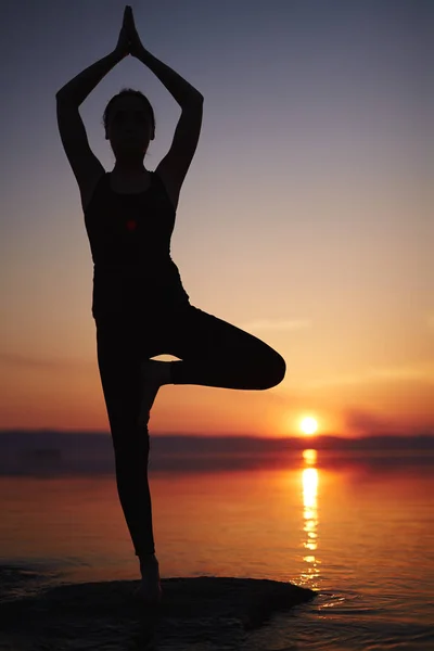 Vrouw praktizerende yoga vormen — Stockfoto