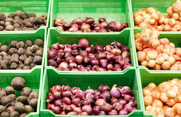 Szupermarket állvány zöldségekkel — Stock Fotó
