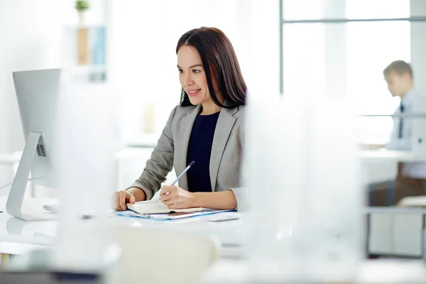 Bella donna d'affari in ufficio — Foto Stock