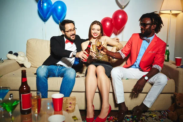 Amis élégants griller avec de l'alcool — Photo