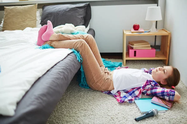 Chica acostada en suave alfombra —  Fotos de Stock