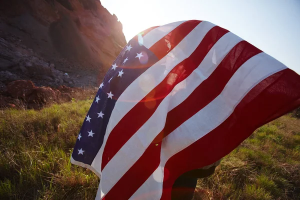 Casal escondido pela bandeira dos EUA — Fotografia de Stock