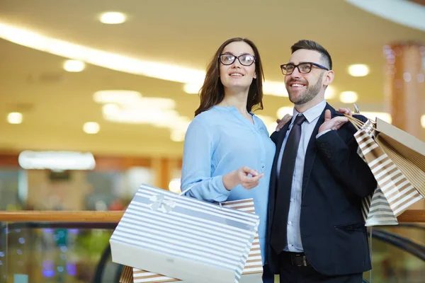 Couple of shoppers with paperbags — Stock Photo, Image