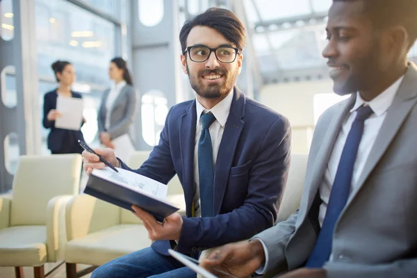 Interkulturella analytiker diskuterar data — Stockfoto