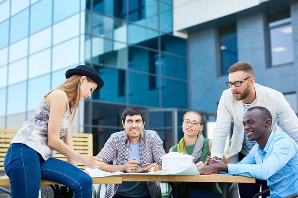 Estudiantes de arquitectura trabajando en proyecto de equipo — Foto de Stock